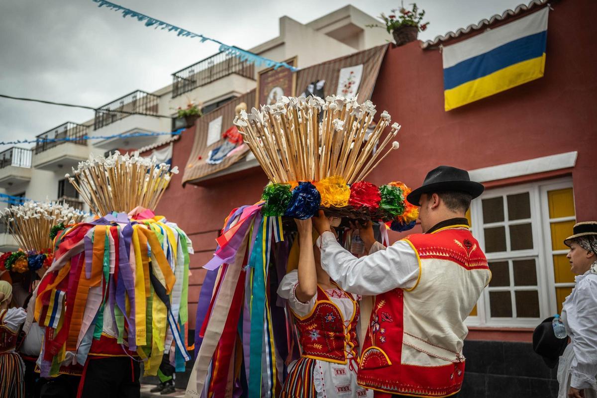 Subida de los cestos y bollos de Santa Bárbara (Icod de los Vinos)