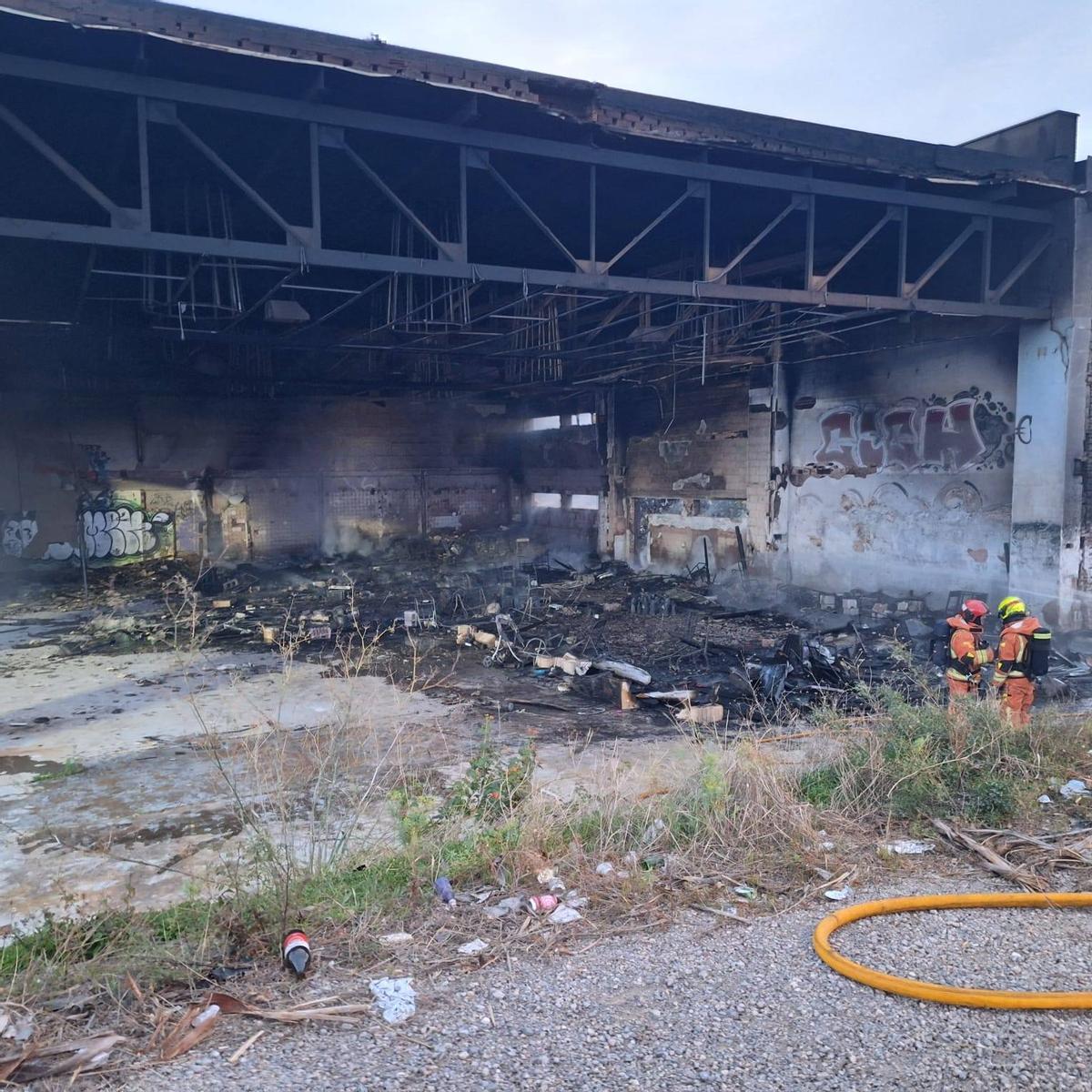 Estado en el que ha quedado la nave de las antiguas bodegas Vinival después del incendio.