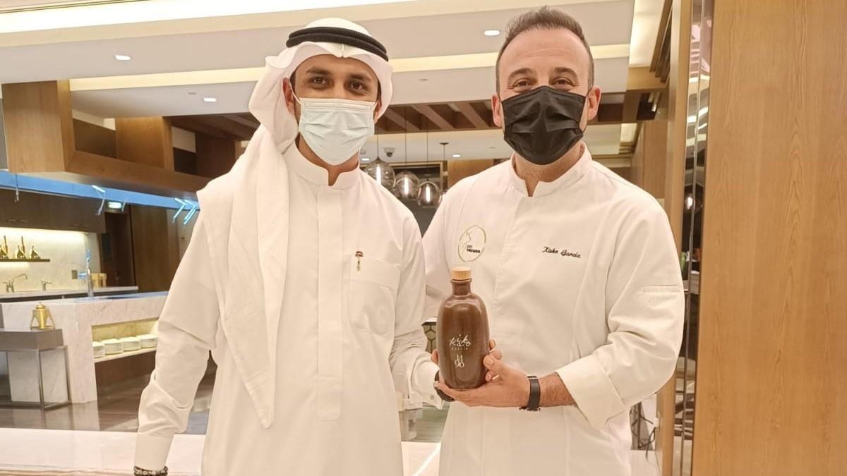 Kisko García (dcha.) muestra una botella del aceite junto al responsable de una de las empresas de alimentación con las que han contactado en Dubai.