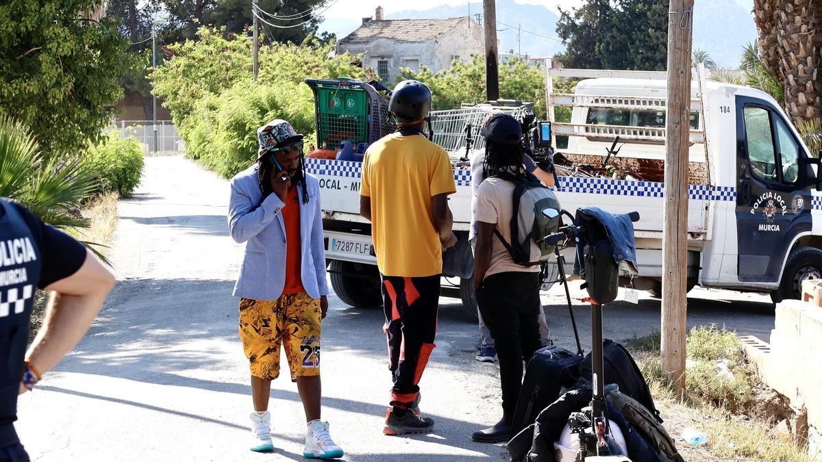 Habitantes de la zona chabolista de La Fica, este martes.