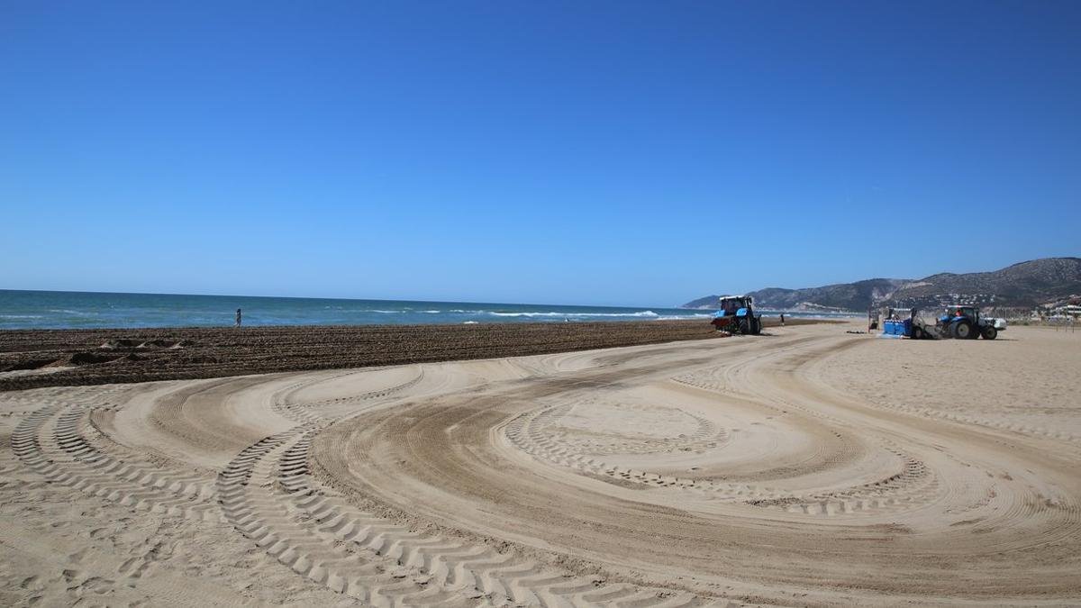 Labrado de playas en Castelldefels