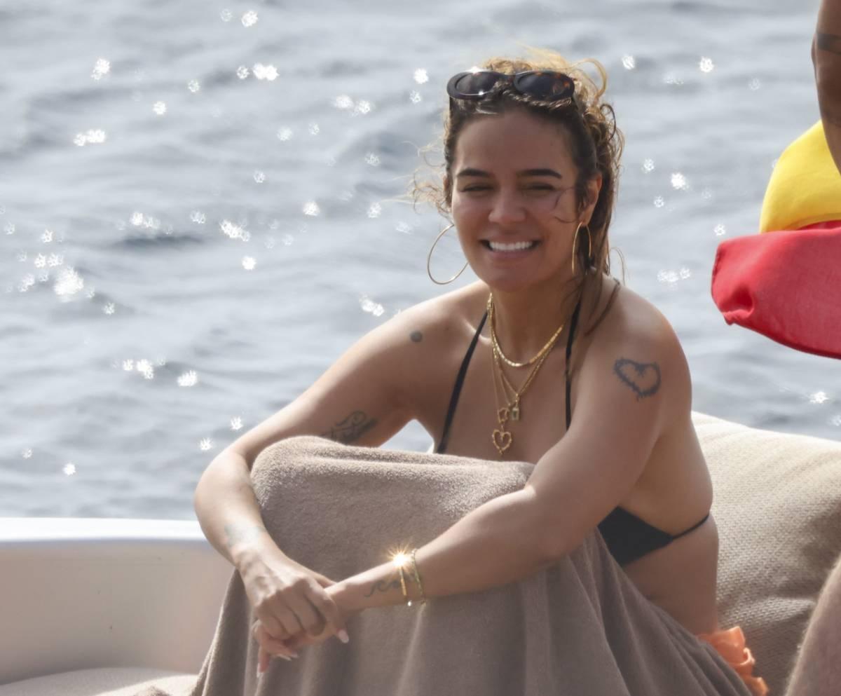 Parece que Karol G no solo está enamorada de Feid... ¡también de España!