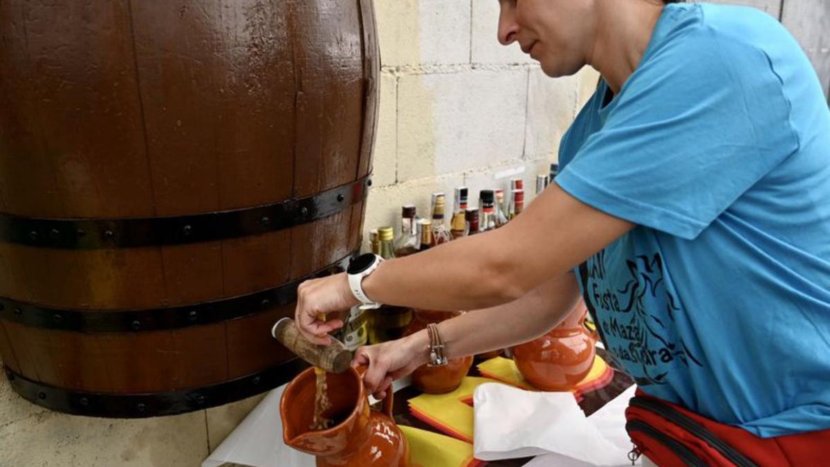 Una mujer escanciando sidra.    | // R. V.  