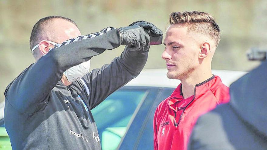 El jugador madrileño pasa un control de temperatura antes de iniciar un entrenamiento.