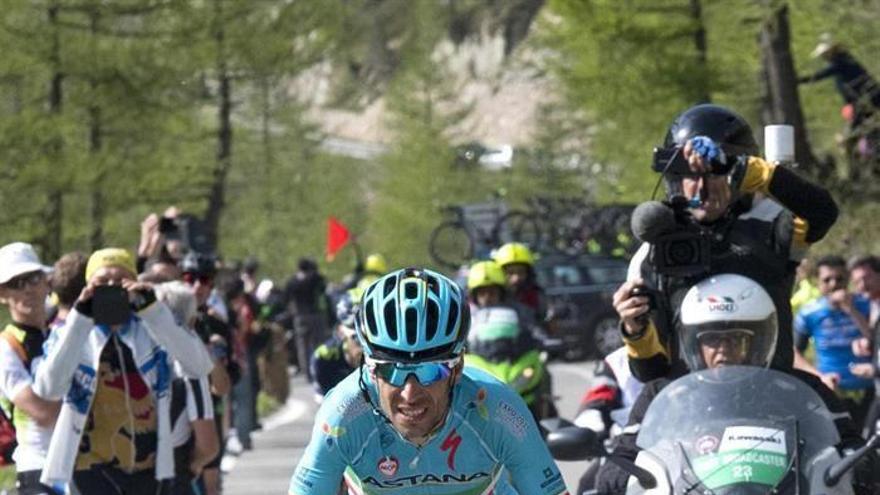 Nibali da el golpe a Chaves y acaricia el Giro, con Valverde en el podio