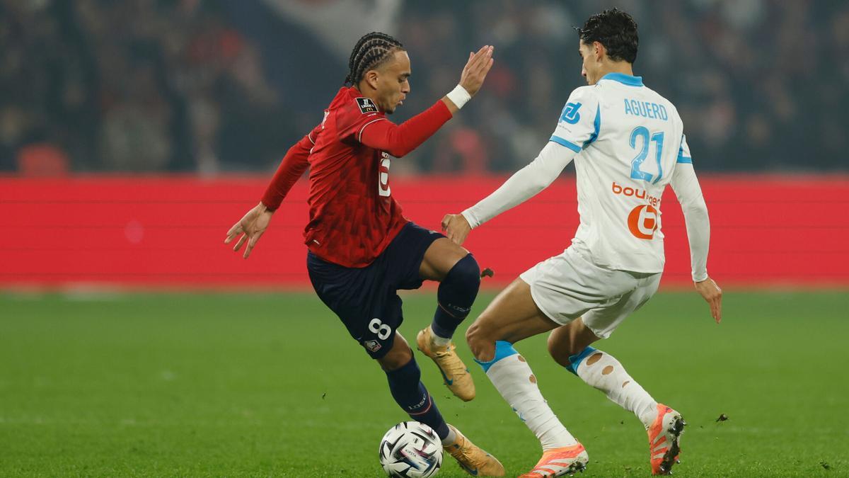 Ethan Mbappe, del Lille, ante Nayef Aguerd, del Marsella