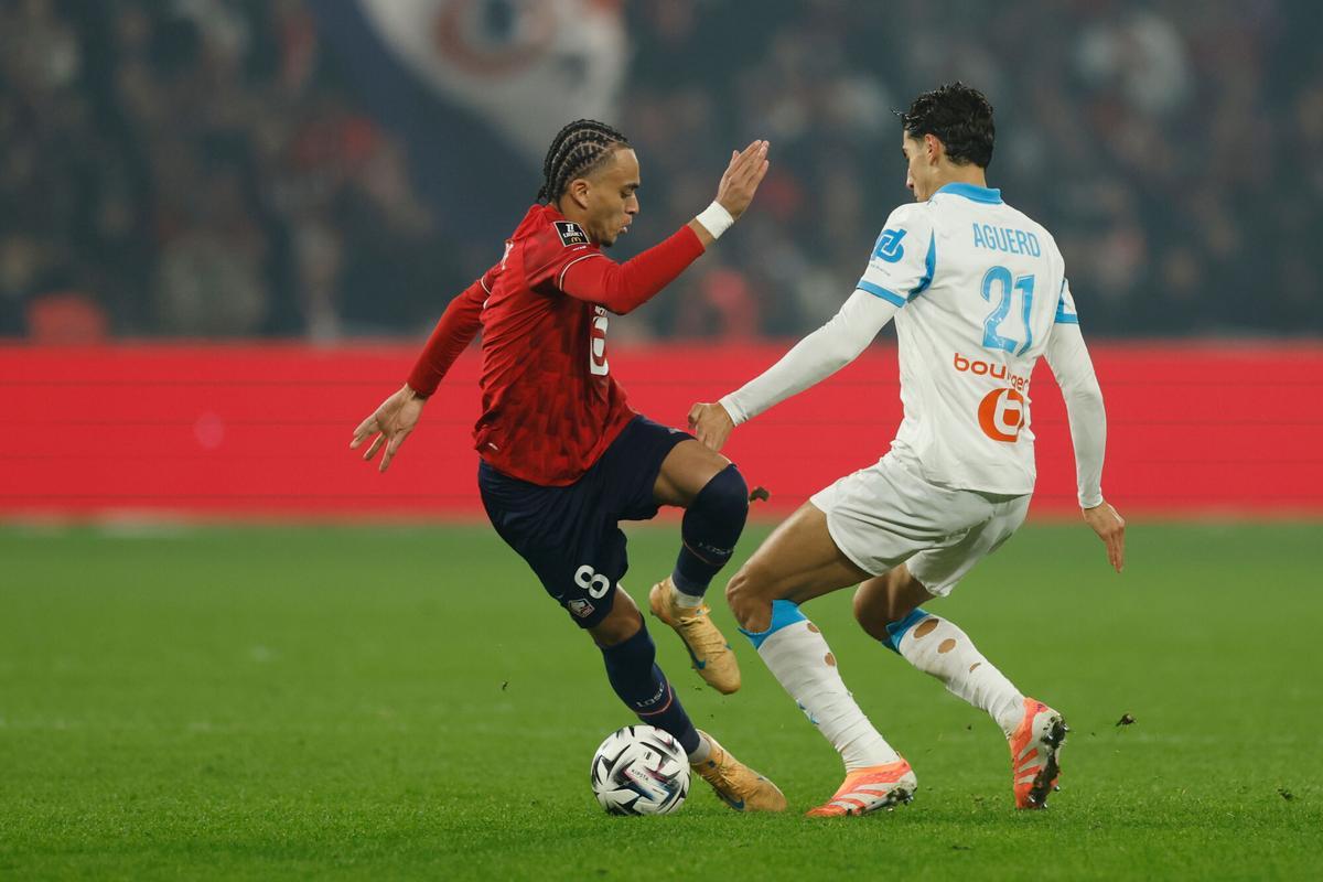 Ethan Mbappe, del Lille, ante Nayef Aguerd, del Marsella