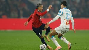 Ethan Mbappe, del Lille, ante Nayef Aguerd, del Marsella