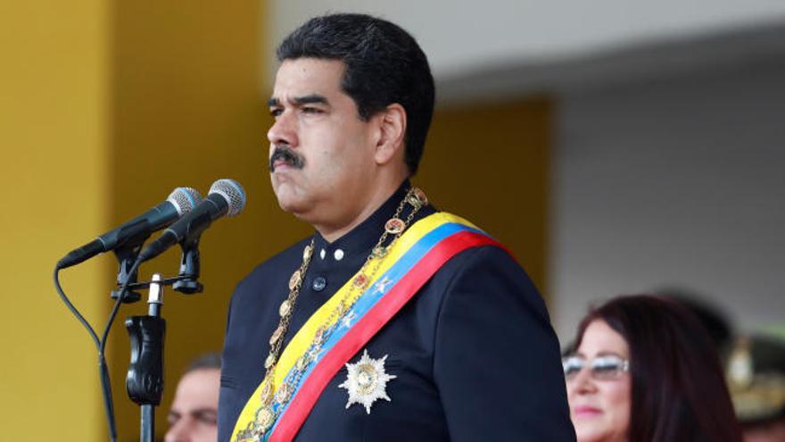 Maduro califica de "hechos extraños" el asalto al Parlamento