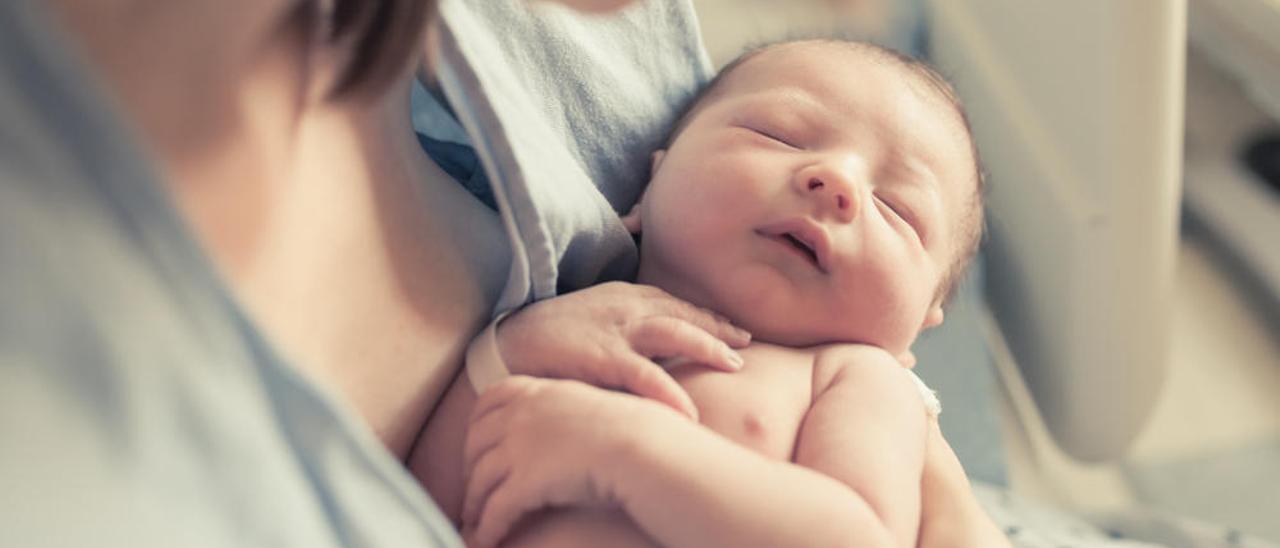 El HUCA baja por vez primera en el siglo de 2.000 partos