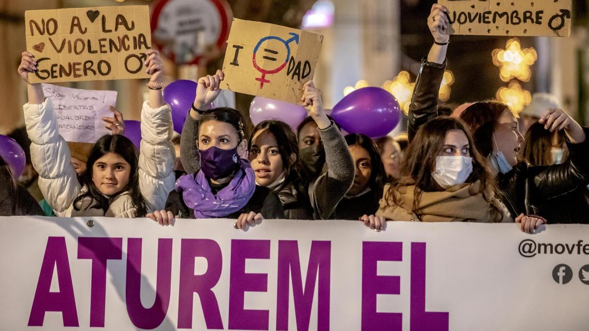 Manifestación del 25-N en Mallorca: Más de 500 personas recorren Palma &quot;hartas&quot; de la violencia machista