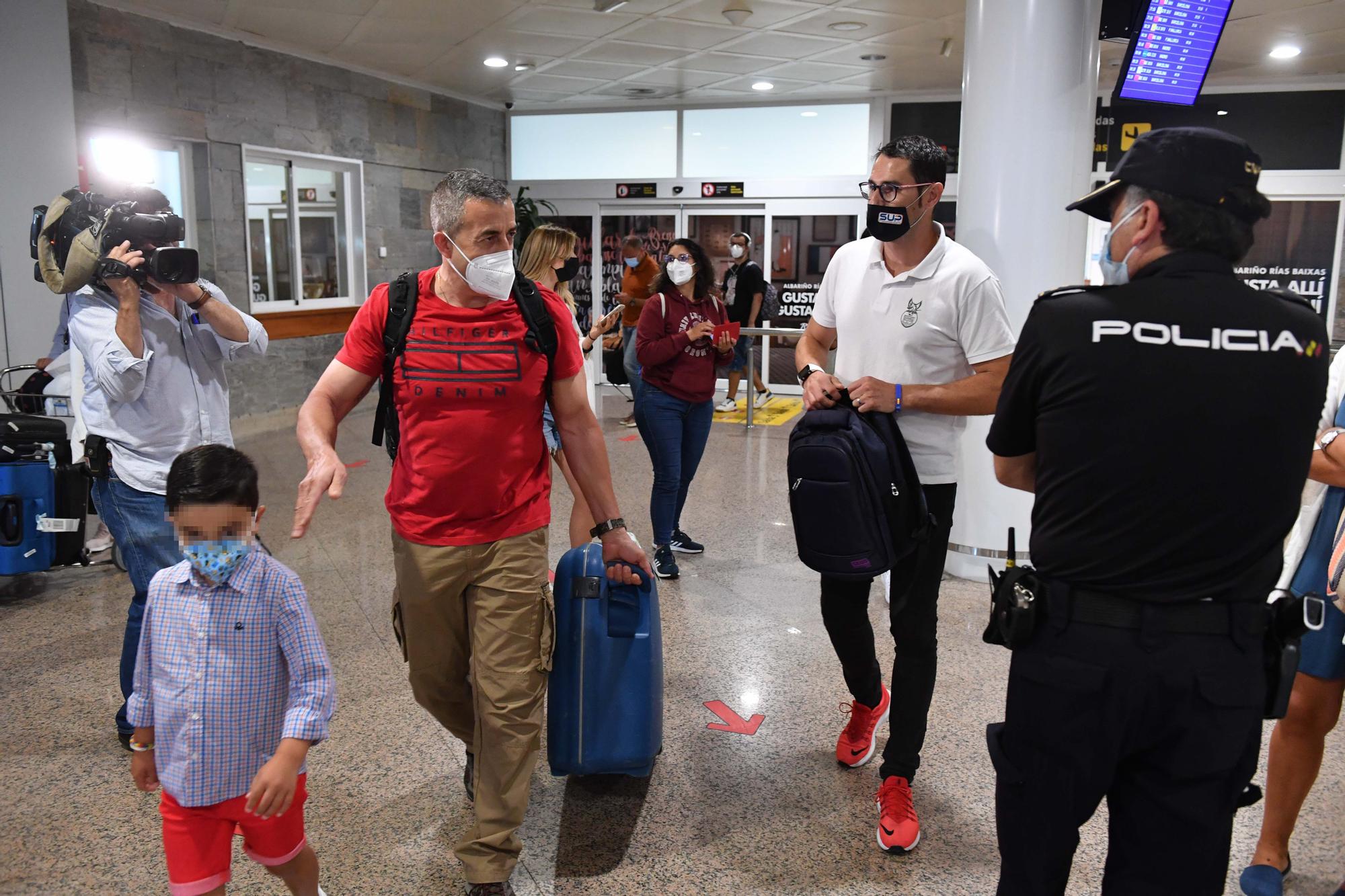 Caluroso recibimiento en el aeropuerto de Alvedro a Víctor Bellón, el policía gallego destinado en Kabul