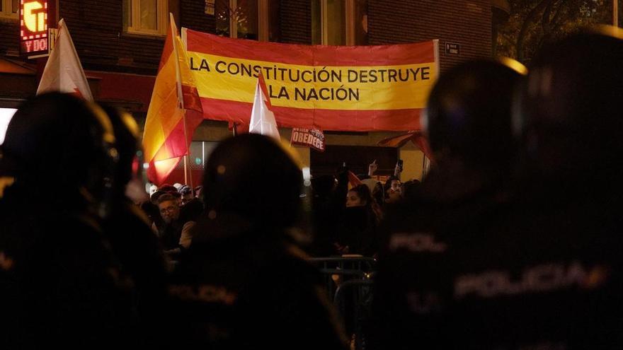 La extrema derecha más violenta domina las protestas ante la sede del PSOE en otra noche de disturbios