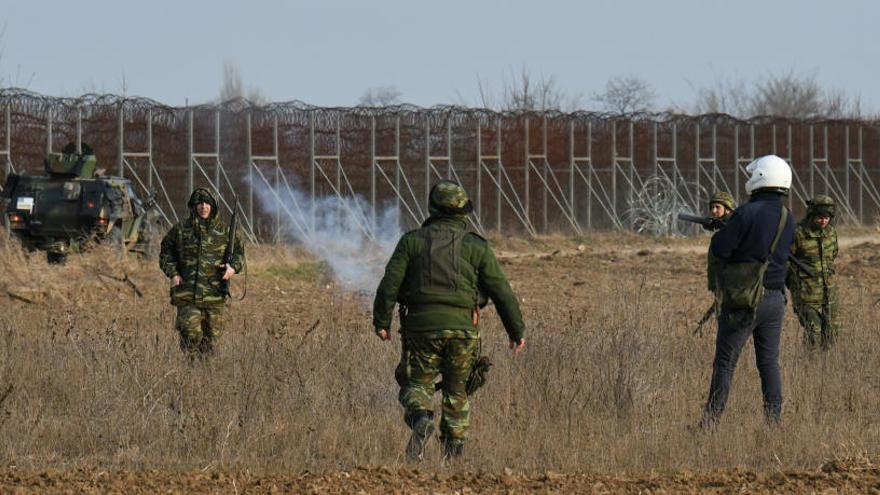 Policías griegos junto a la frontera con Turquía.