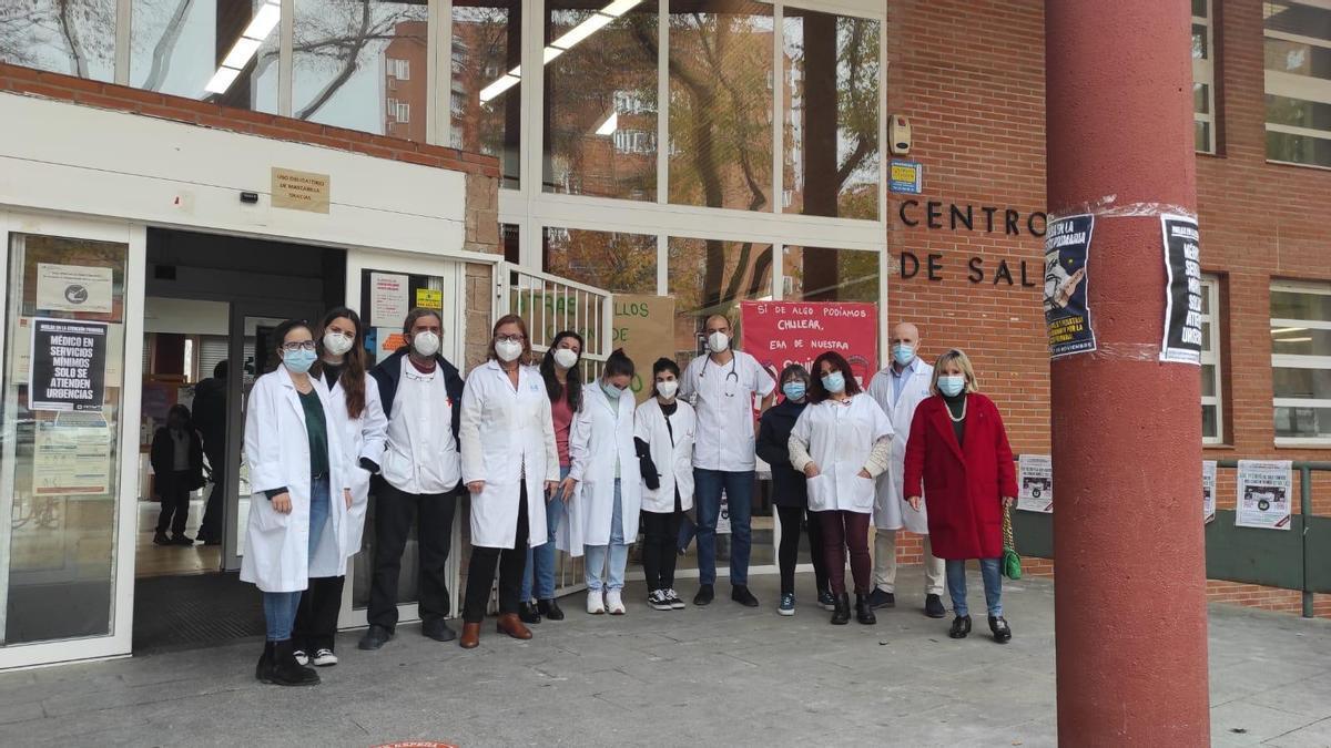 Concentración de médicos ante un centro de salud.