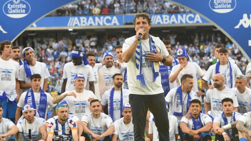 Imanol Idiakez, micrófono en mano, habla a Riazor tras el ascenso. | Carlos Pardellas