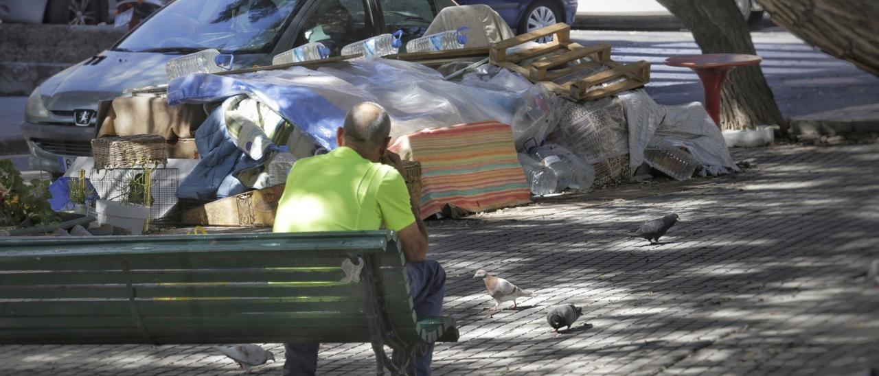 Una persona sin hogar, en las calles de Santa Cruz.