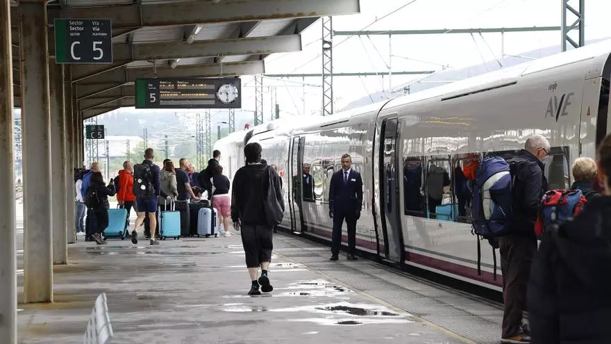La alta velocidad se convierte en baja con el primer AVE a Madrid desde Santiago