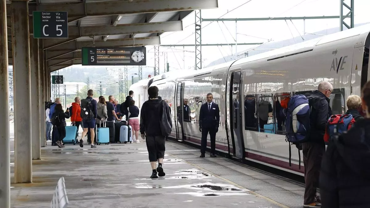 La alta velocidad se convierte en baja con el primer AVE a Madrid desde Santiago