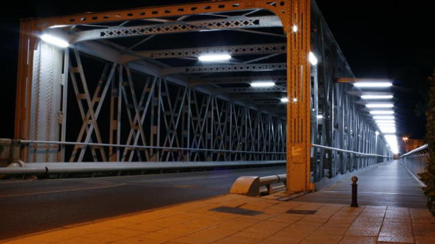 Puente de Hierro, estructura centenaria ideada por Guadalfajara, iluminado en la soledad de la noche