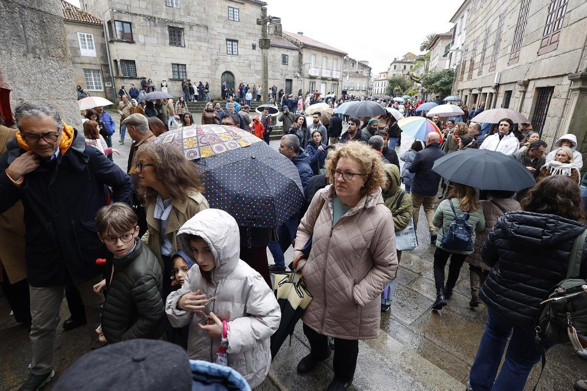 Los fieles acceden a la basílica de Santa María para acudir al oficio religioso.