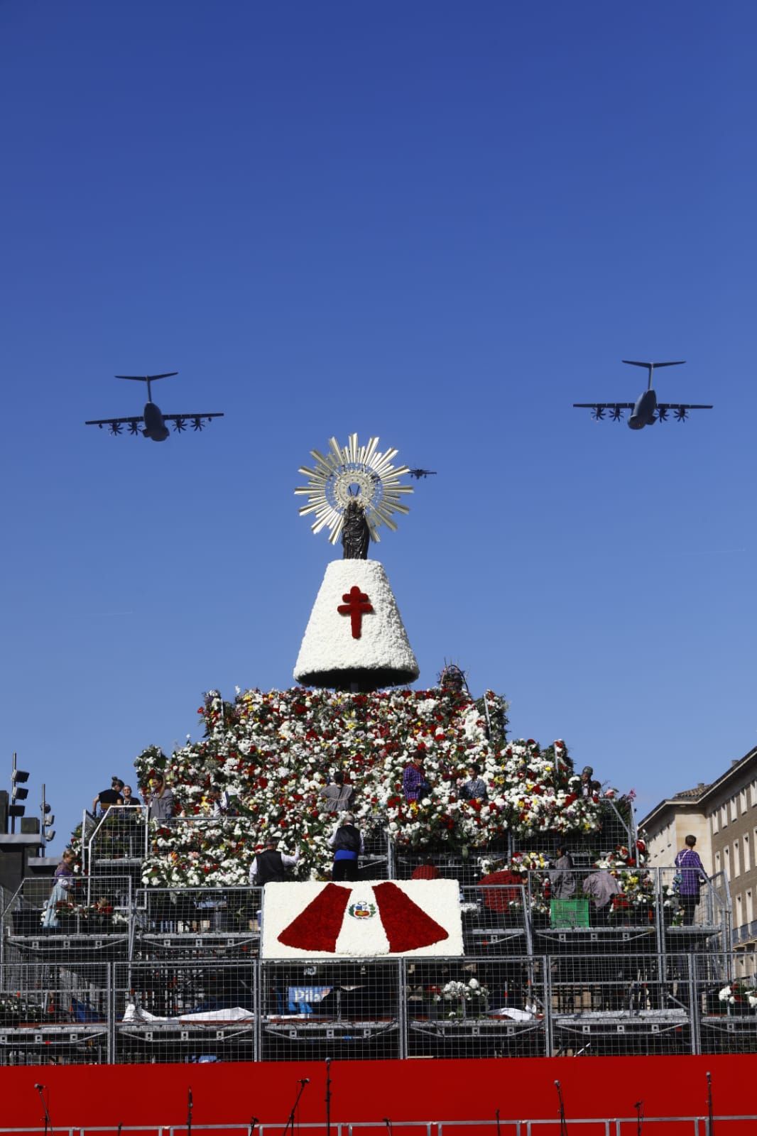 En imágenes | Zaragoza vive su día grande con la Ofrenda de Flores a la Virgen del Pilar