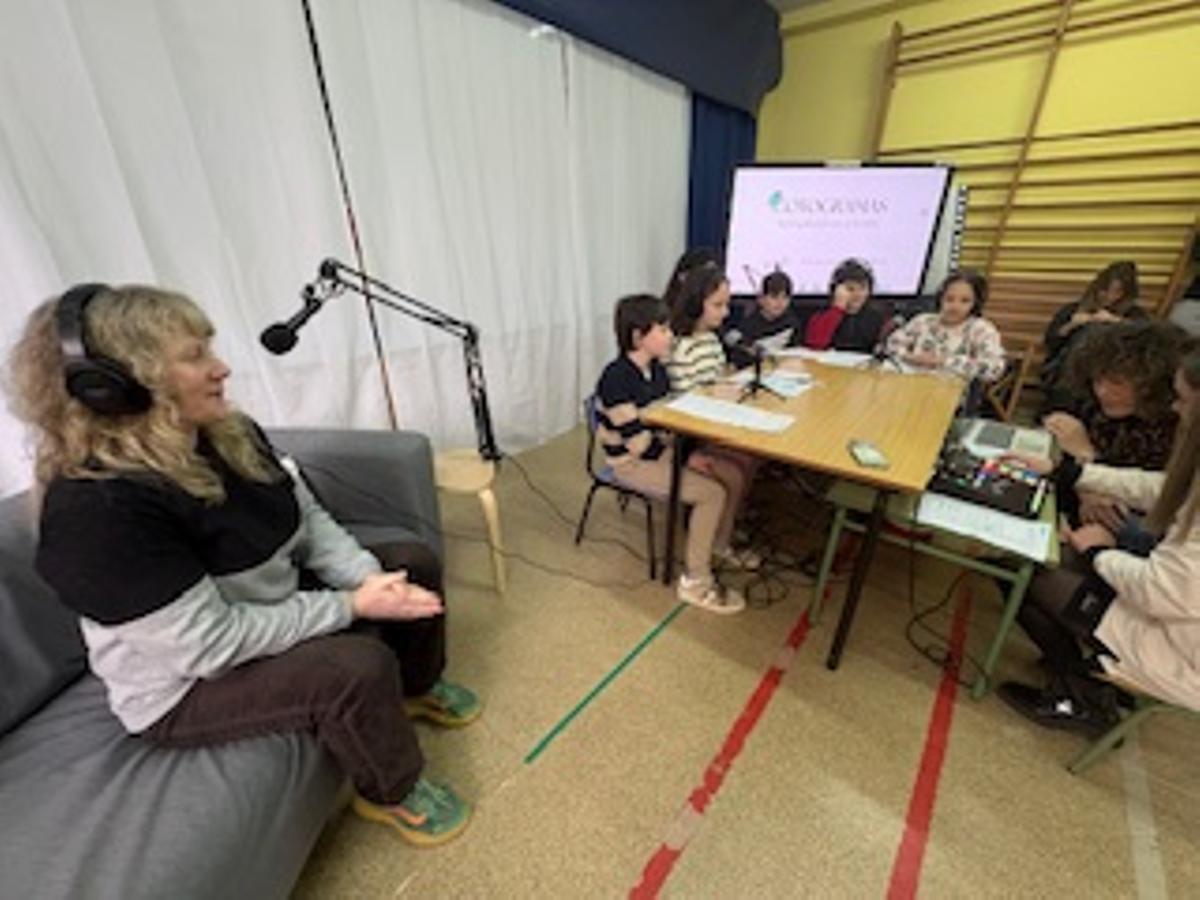 Mar Olid visita el colegio público El Coto de El Entrego