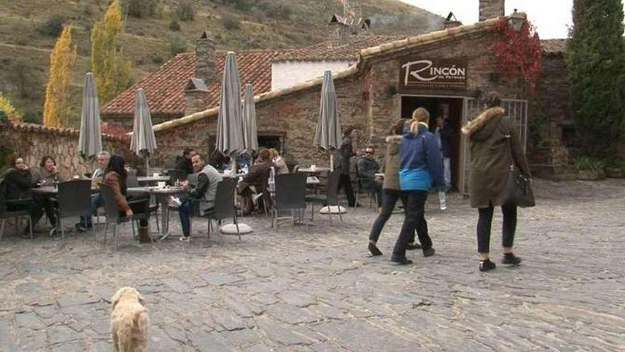 Turistas toman algo en un establecimiento de Patones, en Madrid.