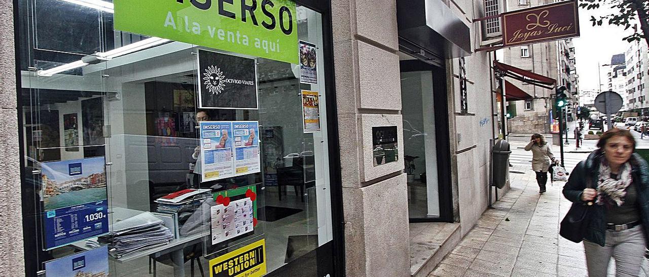 Escaparate de una agencia de viajes de Vigo que gestiona programas para el Imserso.