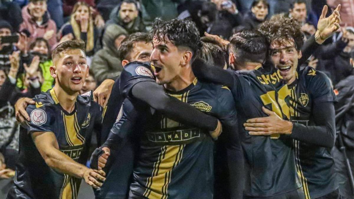 Soldevila celebra uno de sus goles en el Rico Pérez