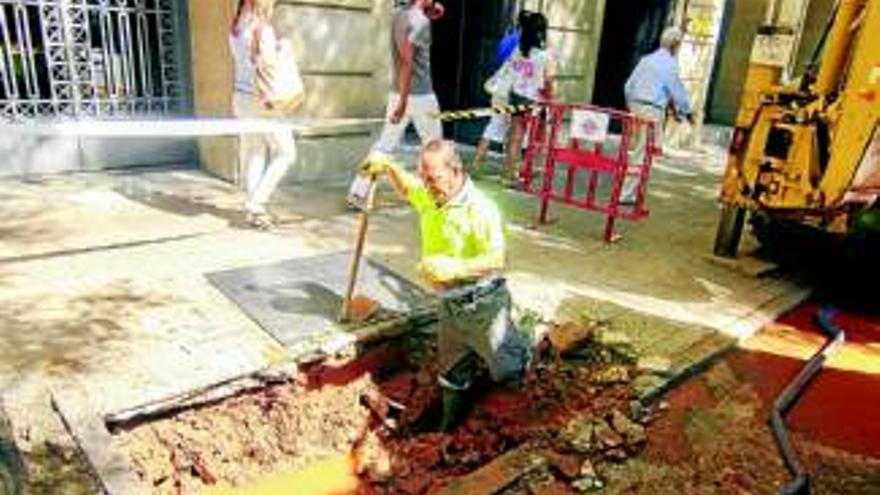 Una avería deja sin agua más de seis horas a vecinos de avenida de España