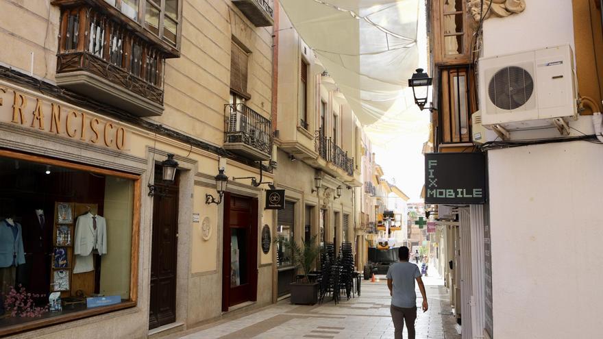 Los toldos ya cubren la calle Pío XII de Lorca