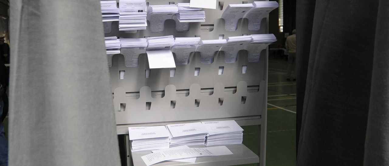 Papeletas en un colegio electoral de Lalín.
