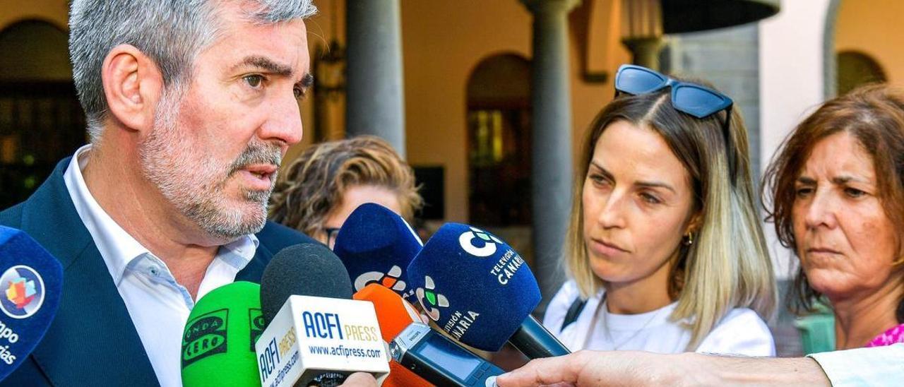 Fernando Clavijo contesta a la prensa antes de un acto público