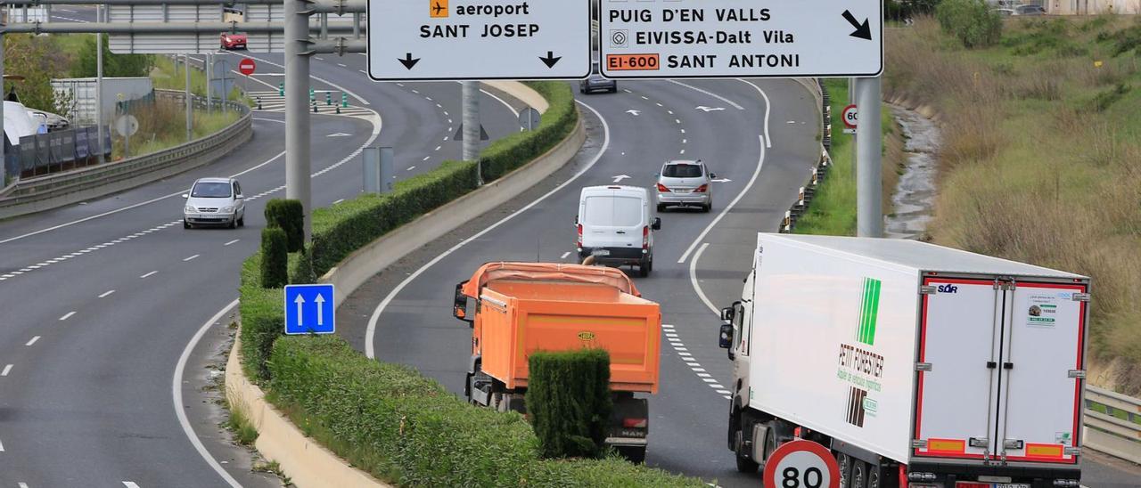 Camiones de transporte circulando por una carretera de Eivissa. | VICENT MARÍ