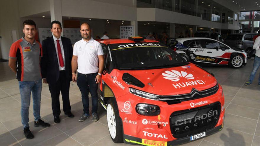 Los pilotos Pepe López y Víctor Senra con el director gerente de PSA Retail A Coruña, Fabián Cid (en el centro). | Víctor Echave