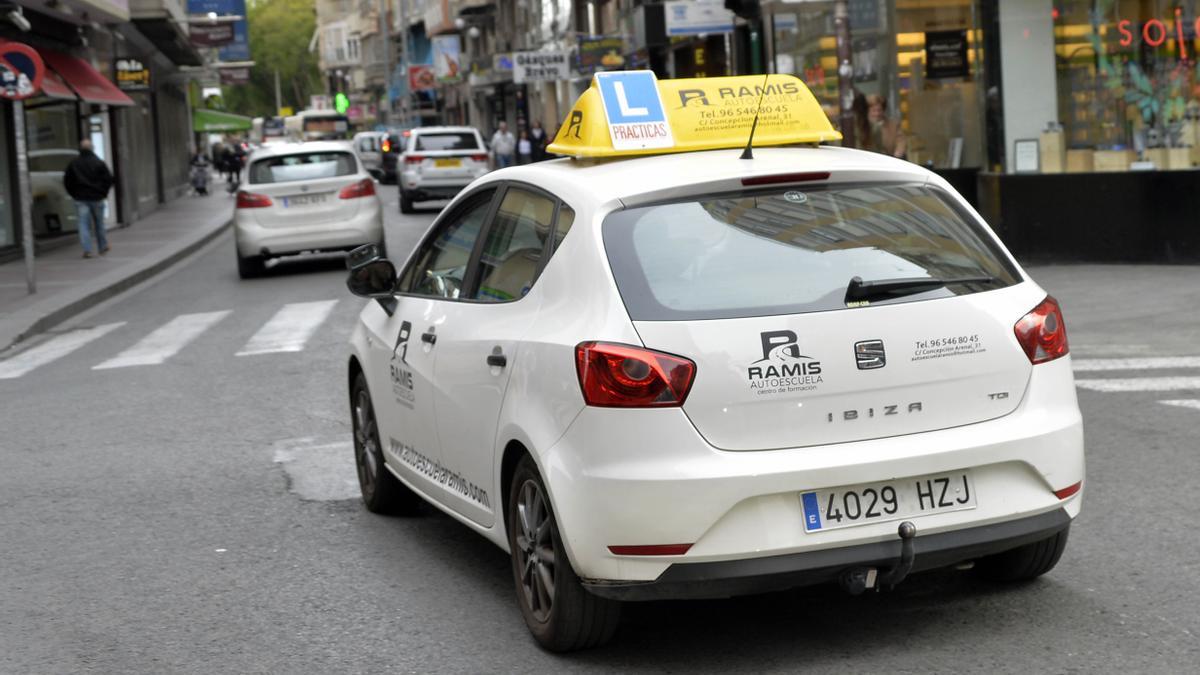 Un coche de prácticas por las calles de Elche, en imagen de archivo