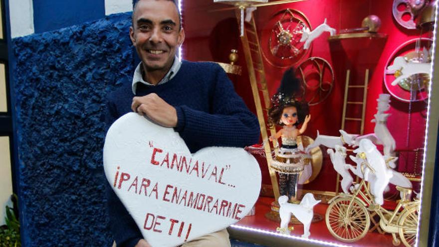 Néstor Ojeda Naranjo, junto al escaparate &#039;Cannaval, para enamorarme de ti&#039;.