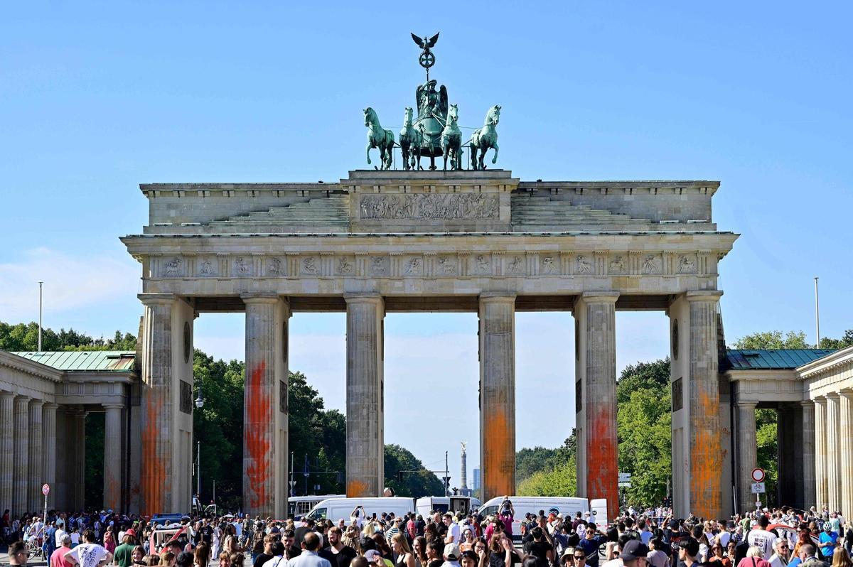 Berlín limpia la Puerta de Brandeburgo tras la protesta de activistas climáticos