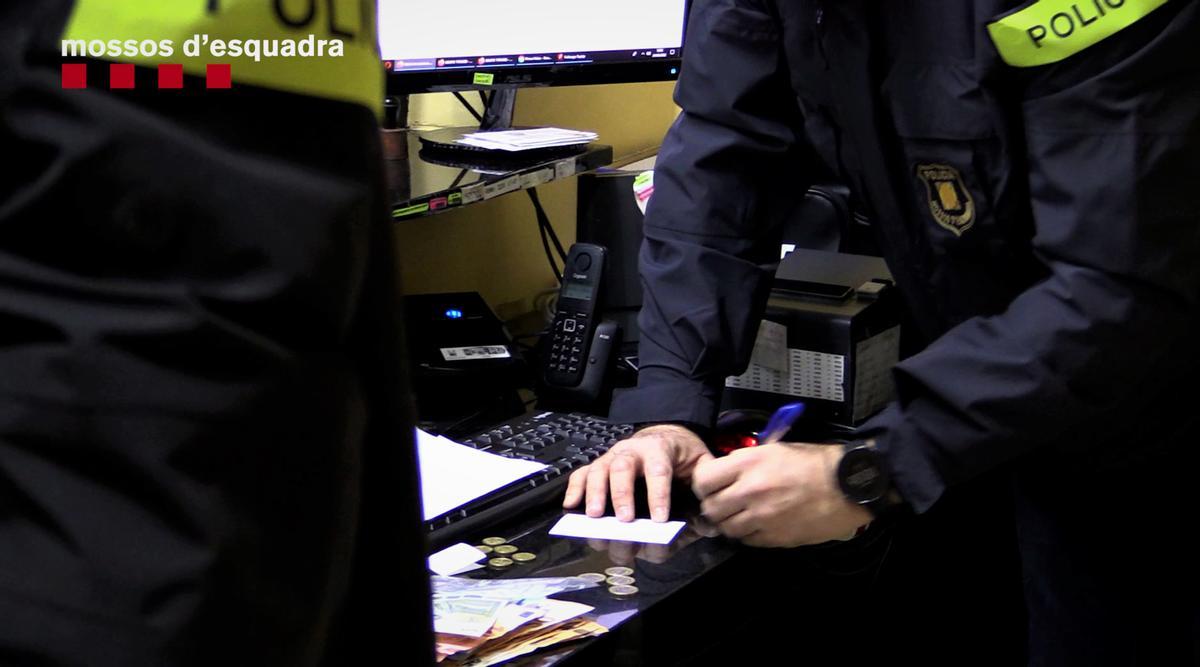 Dos agentes de policía durante el operativo. Dos agentes de policía durante el operativo.