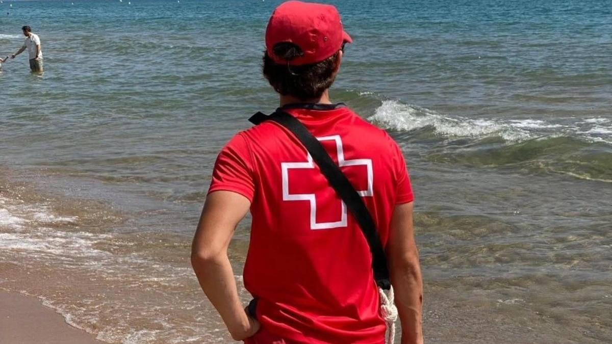 Un miembro de Cruz Roja en la playa de Tavernes.