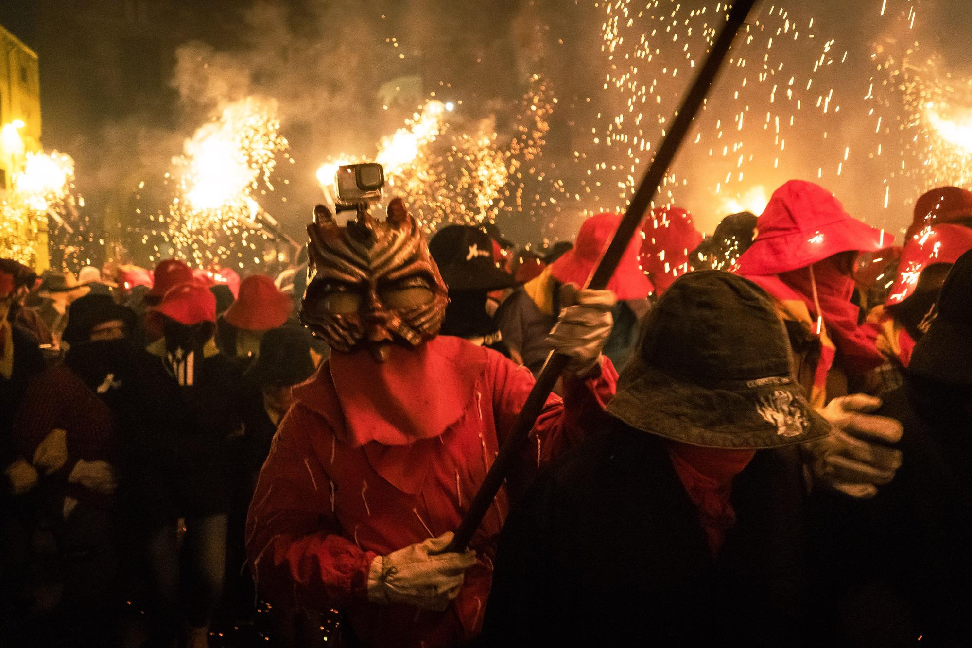 Un Correfoc multitudinari omple de pólvora i gresca el centre històric de Manresa