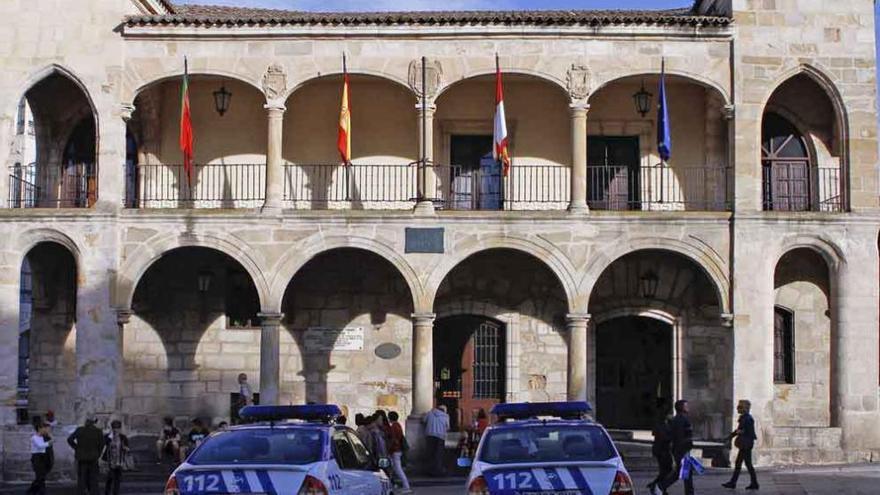 Dos patrullas de la Policía Municipal de Zamora. Foto Emilio Fraile