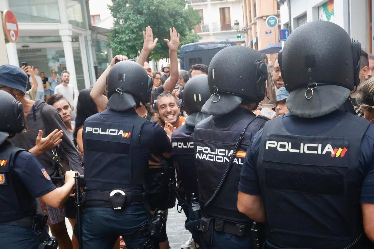 Personas apoyando a María Jesús