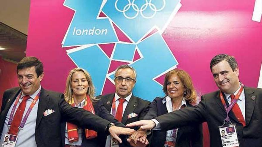 Ana Botella (2d), junto a Víctor Sánchez, Theresa Zabel, Alejandro Blanco y Miguel Cardenal. // J. Diges