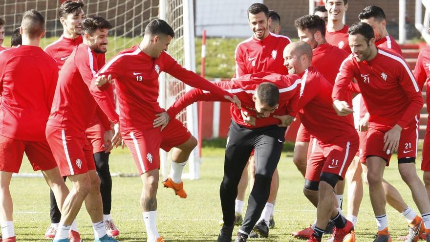 La plantilla del Sporting, en el entrenamiento de esta mañana en Mareo.