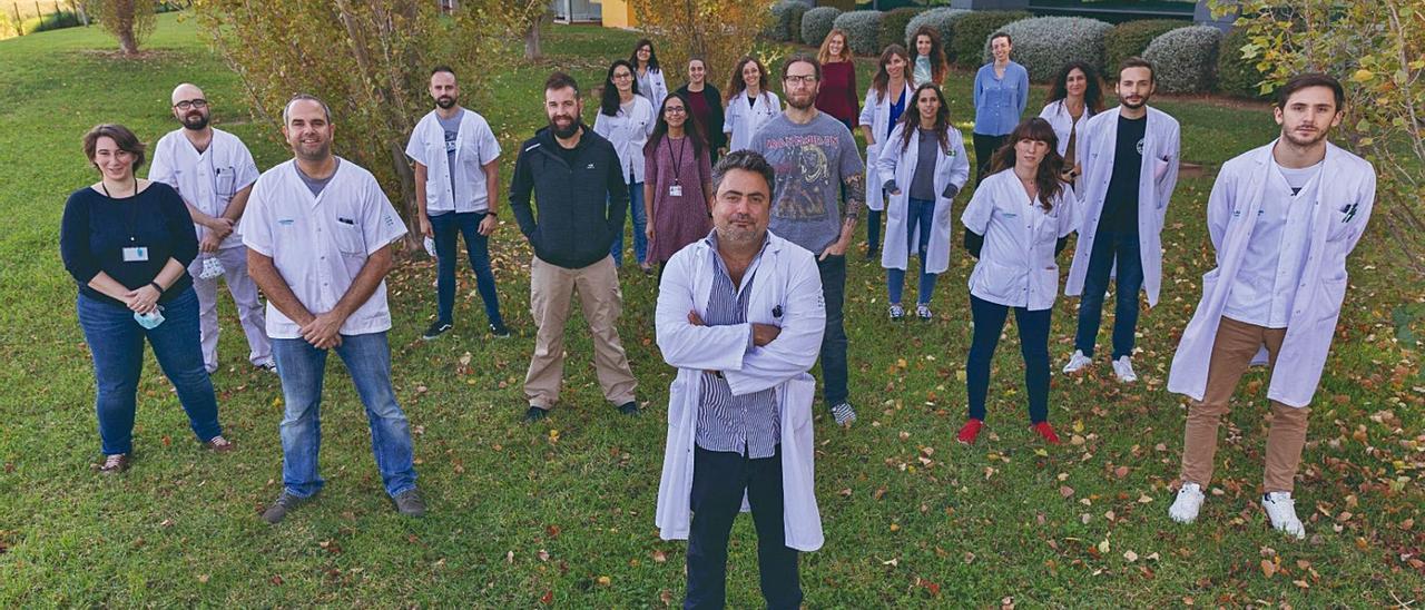 Foto del grupo de investigación de enfermedades infecciosas del IdISBa con su investigador principal, Antonio Oliver, al frente.  | HUSE/IDISBA