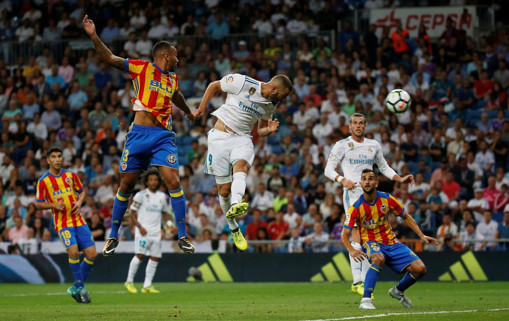 Instantes del partido disputado ayer entre el Valencia CF y el Real Madrid.