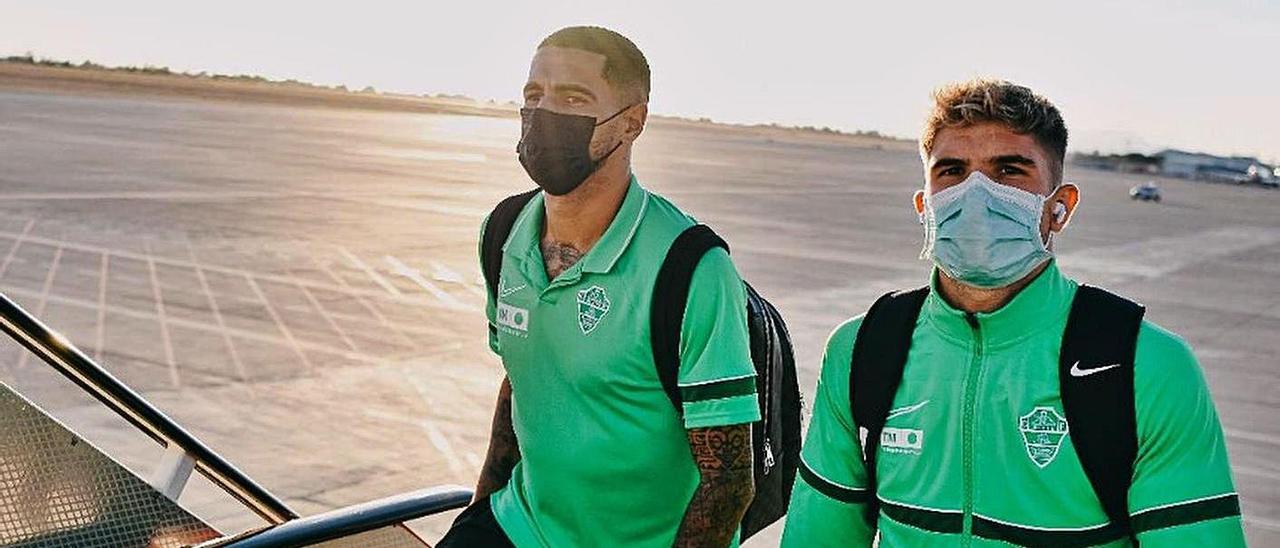Omar Mascarell y Raúl Guti, subiendo al avión que ayer por la tarde partió hacia Vitoria. |