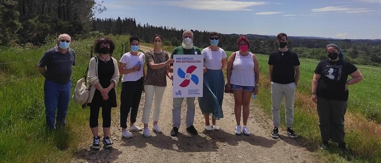 Vecinos y miembros del BNG contrarios al proyecto de parque eólico de Alto dos Borrallos, uno de los que prevé evacuar a una subestación en Abegondo.